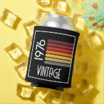 Porta-lata Vintage 1976 Retro Stripe Sun 50th Birthday Pink<br><div class="desc">.: Diversão As cores primárias aparecem neste design de pôr do sol com faixa retrorativa e a palavra Vintage, que podem ser alteradas. Você pode personalizar o texto e a fonte! .: Os itens de coordenação estão disponíveis Comemore um marco em estilo com nossas portas copos de 50º aniversário de...</div>