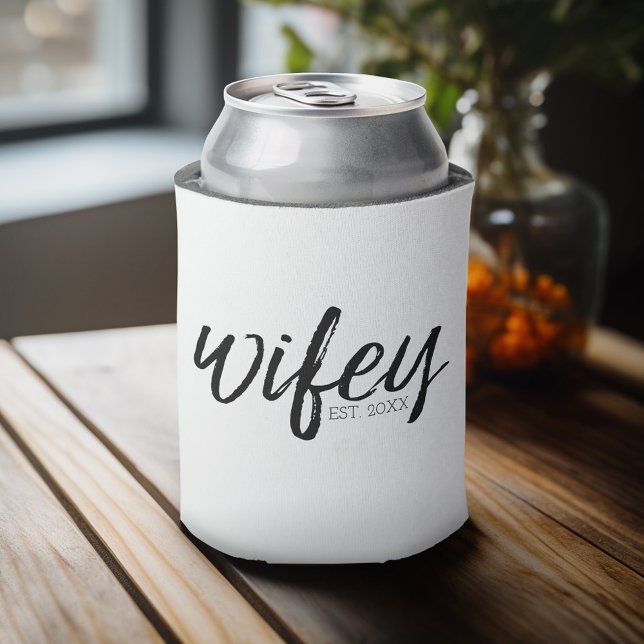 Porta-lata Wifey - Caligrafia branca para a noiva (Cute Personalized Wifey Can Cooler)