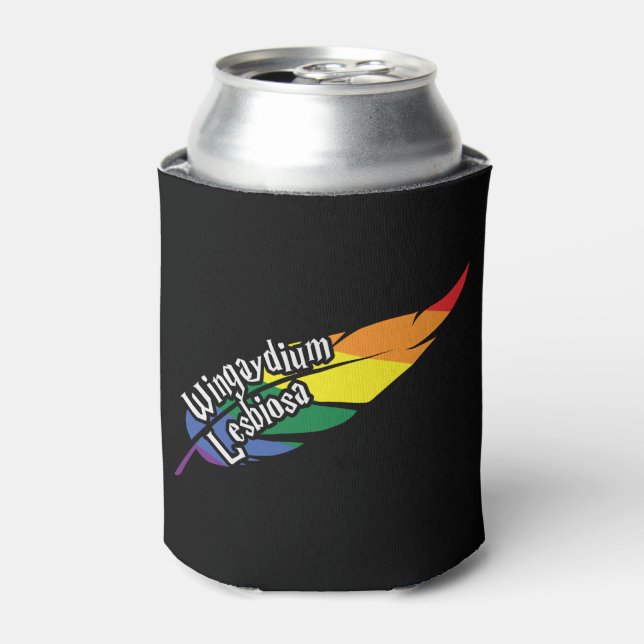Porta-lata Wingaydium Lesbiosa - LGBTQ+ Magic Pun Engraçado (Can Front)