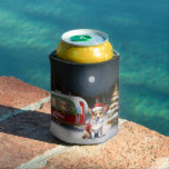 Porta-lata Winter Corgi Caravan Christmas Adventure<br><div class="desc">Adotar a magia de uma noite de inverno nevada enquanto uma caravana desliza graciosamente através da paisagem iluminada pela lua. A beleza serena da neve escutadora e o brilho encantador da lua criam uma cena cativante,  prometendo uma aventura inesquecível de Natal cheia de calor,  alegria e memórias queridas.</div>