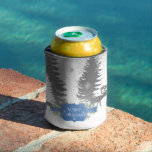 Porta-lata Winter Wonderland Christmas Cooler - Azul<br><div class="desc">Mantenha suas bebidas legal neste feriado com um inverno Wonderland. O design mais frio apresenta uma cinza e uma cena da maravilha branca do inverno com um veado e uma rena adornada com flocos de neve em queda e uma etiqueta azul rico com um cartões de natal. Itens adicionais de...</div>