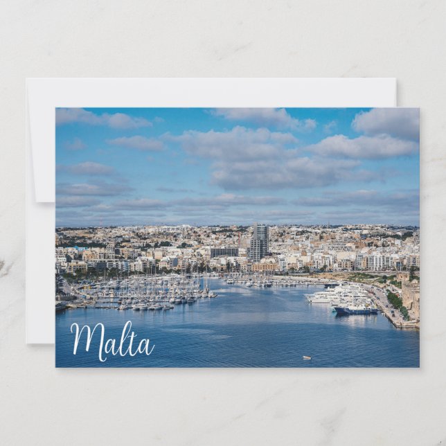 Porto de Sliema com edifícios modernos e barcos (Frente)