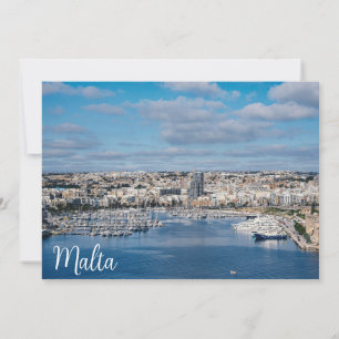 Porto de Sliema com edifícios modernos e barcos
