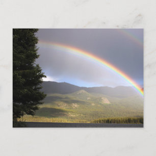 Postal Arco-íris sobre a água contra as montanhas cartão 