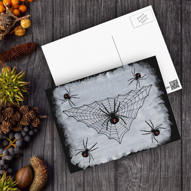 Postal Cartão da Web de aranha da viúva negra (Spooky spider web with black widow spiders on textured white and black postcard.)