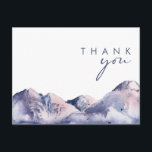 Postal Cartão de agradecimento de casamento no inverno na<br><div class="desc">Este cartão postal de agradecimento de casamento Winter Mountain é exatamente o que você tem procurado para completar seu casamento simples e rústico. Projetado com aquarela pastel rosa e azul que se mistura lindamente com destaques em azul-marinho e rosa, todos capturando perfeitamente uma noite na natureza. Com certeza irá unir...</div>