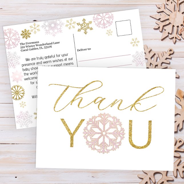 Postal Cartão de agradecimento de Chuvinha de Rosa para C (Pink & Gold Winter Wonderland Baby Shower Thank You Postcard)