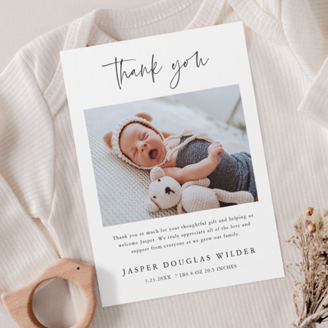 Postal Cartão de Agradecimento de Foto de Bebê Simples co (Simple modern script baby photo thank you card birth stats announmcents.)