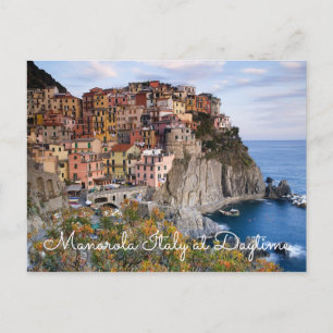 Postal Manarola Italia em cartão das skylines do dia