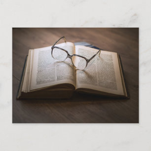 Postal Um livro, um cartão de óculos