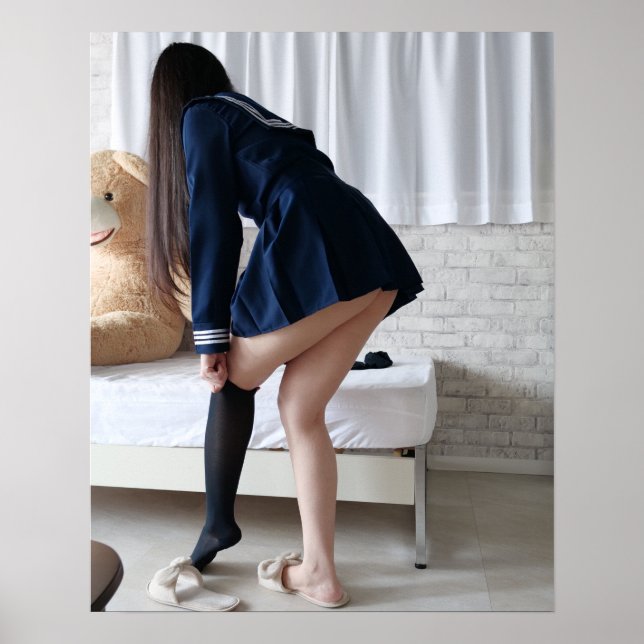 POSTER 遅刻しそうで急いで着替える日本の女子高生 (Frente)