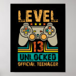 Poster 13 Birthday Gift Boys Nível 13<br><div class="desc">13 Apresente de videogame de aniversário,  engraçado para meninos e meninas que são amantes de jogos de console de pc. A melhor ideia de presente para os jovens de 13 anos que amam nerd temáticos de computador online e decoração. Jogador do geek de aniversário,  oficialmente feliz!</div>