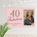 Poster 40 e Fabulosa aniversário de 40 anos rosa moderna<br><div class="desc">40 e Fabuloso aniversário de 40 anos de Foto Rosa Moderno. Sinal de excelente do aniversário de 40 anos com uma foto personalizada, citação inspiracional 40 e fabuloso e texto em script de tendência com um nome. O fundo é rosa. Personalize a poster com sua foto, seu nome e número...</div>