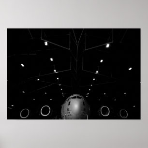 Poster A.A. - 17 Globemaster III sentam-se em um hangar