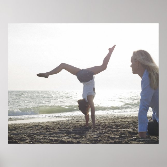 Poster A adolescente faz um feito ginástica, mãe (Frente)