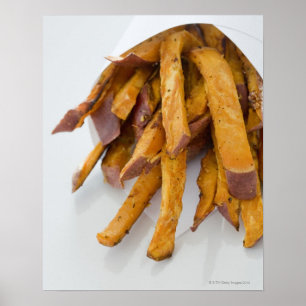 Poster A batata doce frita no saco de papel, fim acima,