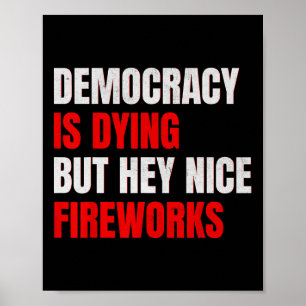Poster A Democracia Está Morrendo Mas Ei Fogos de Artifíc