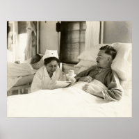 A Enfermeira WWI lê para recuperar Soldado