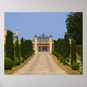 Poster A imponente entrada do Chateau Haut Sarpe, o