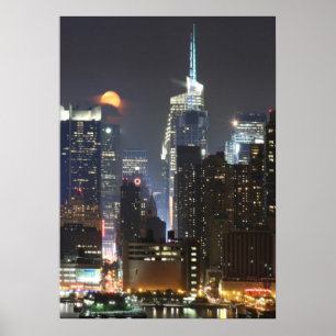 Poster A lua aumenta sobre o Midtown New York.