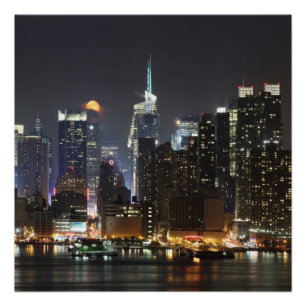 Póster A lua aumenta sobre o Midtown New York.