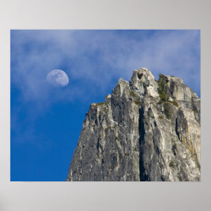 Póster A lua sobe e brilha através das nuvens