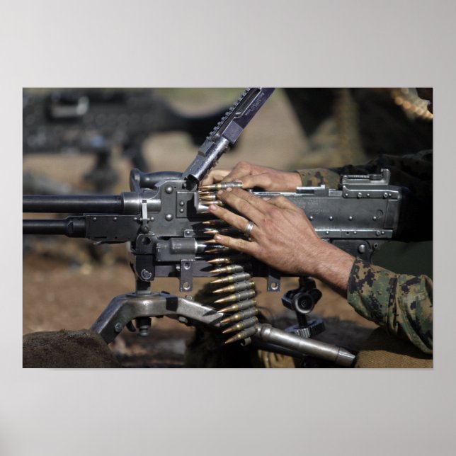 Poster A Marine carrega uma metralhadora M-240G (Frente)