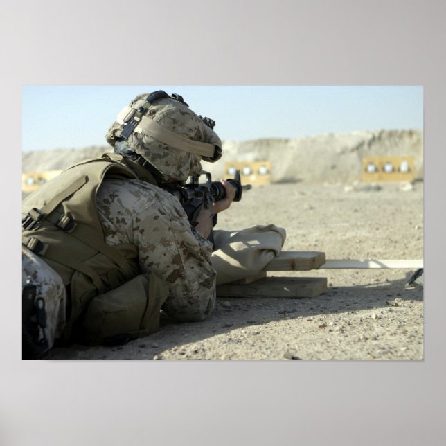 Póster A Marine dispara uma espingarda de serviço M16A2 (Frente)