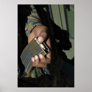 Póster A Marine loads blank ammunition rounds