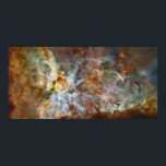 Poster A Nebulosa Carina<br><div class="desc">Em comemoração ao 17º aniversário do lançamento e implantação do Telescópio Espacial Hubble, da Nasa, uma equipe de astrônomos está lançando uma das maiores imagens panorâmicas já feitas com as câmeras do Hubble. É uma visão de 50 anos-luz da região central da Nebulosa de Carina, onde ocorre um redemoinho de...</div>