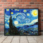 Poster A Noite Estrelada de Vincent Van Gogh<br><div class="desc">A pintura é dominada por um céu noturno cheio de lua e estrelas. Ele ocupa três quartos do plano fotográfico e parece turbulento, até agitado, com padrões intensos que parecem atravessar sua superfície como ondas. Ela está repleta de órbitas brilhantes - incluindo a lua crescente à extrema direita, e Vênus,...</div>