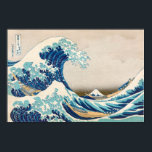 Poster A onda do Excelente na reprodução original de Kana<br><div class="desc">Sob a onda de Kanagawa (Kanagawa oki nami ura),  também conhecida como onda de Excelentes,  por Katsushika Hokusai (japonês,  Tóquio (Edo) 1760-1849 Tóquio (Edo)). Esta reprodução exata cumprimentará perfeitamente a sua decoração. O tamanho real é 10, 1" x 14, 9" ou 25, 7 cm x 37.</div>