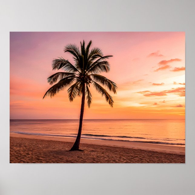 Poster A palm tree stands alone on the beach at sunset (Frente)