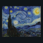 Poster A Pintura Clássica de Van Gogh na Noite Estrelada<br><div class="desc">Vincent van Gogh "The Starry Night" (1889) é uma de suas obras mais famosas e cativantes, conhecida por seus céus giratórios, estrelas brilhantes e pinceladas ousadas. A pintura apresenta um céu noturno vibrante, cheio de padrões giratórios de blues e amarelos. As estrelas são grandes, luminosas e quase surreais na aparência,...</div>