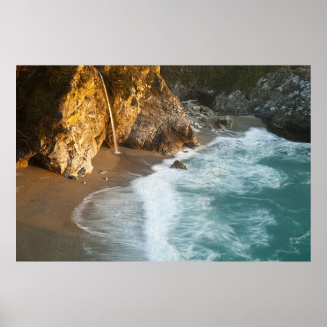 Poster A pitoresca McWay Falls desaba na praia e (Frente)