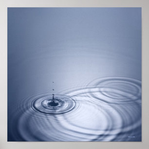 Póster A single droplet of water falling into a calm