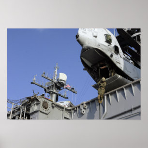 Póster A soldier fast-ropes