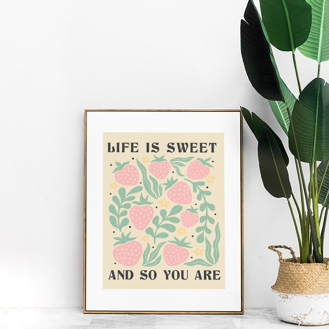 Poster A vida é uma doce citação inspiradora de morangos (Life is Sweet Strawberries Inspirational Quote Poster in a golden frame next to a large green plant.)