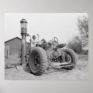 Póster Abastecendo o Trator, 1940. Foto Antiga