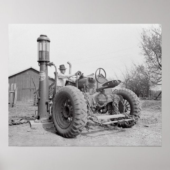 Póster Abastecendo o Trator, 1940. Foto Antiga (Frente)