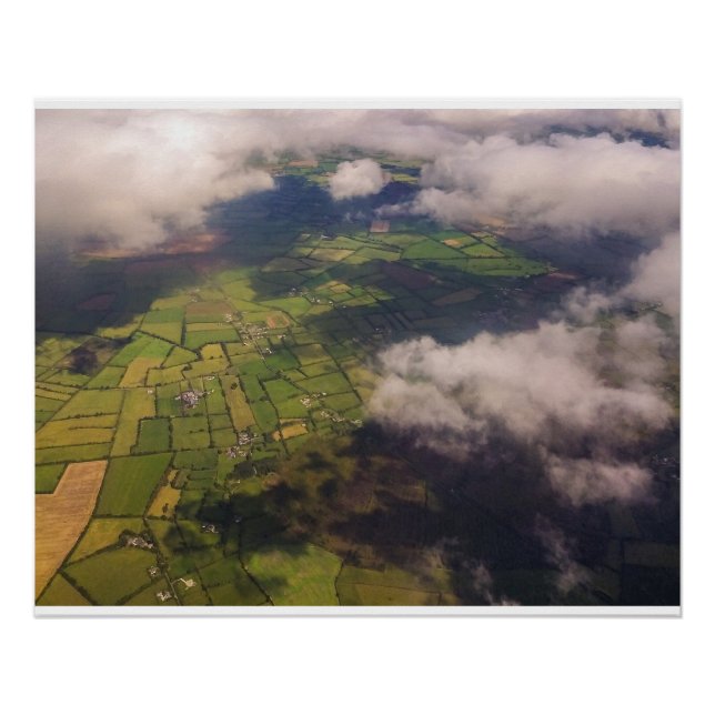 Póster Aerial Patchwork of Irish Farmland and Clouds (Frente)