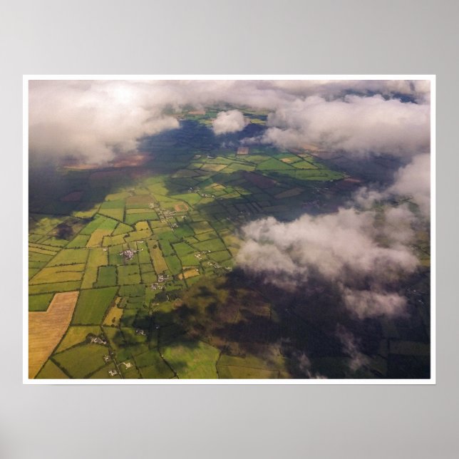 Poster Aerial Patchwork of Irish Farmland and Clouds (Frente)