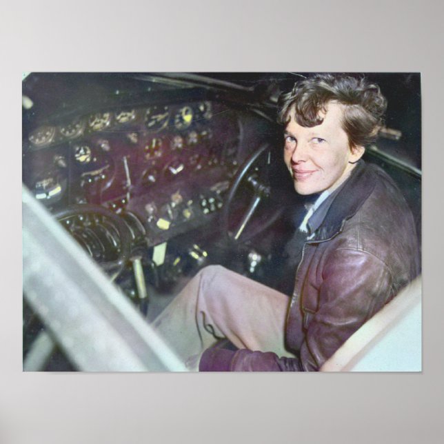 Poster Amelia Earhart Candid Airplane Cockpit Colorida (Frente)