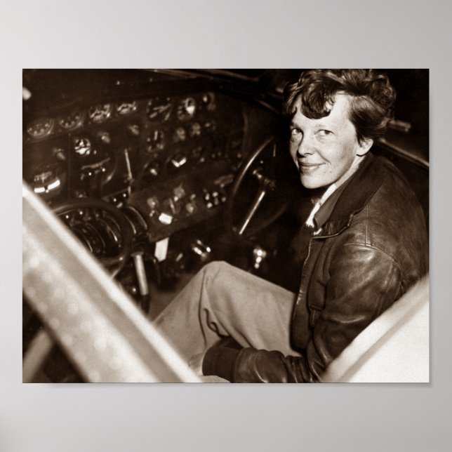 Poster Amelia Earhart Sentada Em Cockpit De Avião (Frente)