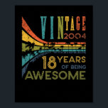 Poster Aniversário de 18 anos Vintage 2004 18º Aniversári<br><div class="desc">Incrível Pessoas de Ideias que nascer em 2004 a Escola Antiga Retro Vintage Clássica 18ª Incrível Ideias de Tee para Homens Mulheres. 18 anos de idade, incrível aniversário de vintage. A sua festa de aniversário será engraçada, incrível, épica e lendária. Excelente para qualquer Cara antiga em sua vida como seu...</div>