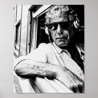 Poster Anthony Bourdain com fones de ouvido 1