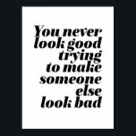 Poster Anti-bullying Não seja bom escolher<br><div class="desc">Você nunca parece bem tentando fazer outra pessoa parecer ruim. Design anti-bullying inspiracional e motivacional para campanha anti-bully e conscientização. Legal gentileza como um lembrete de não olhar para baixo ou ferir outros com insultos e palavras duras. Inspire pessoas para serem gentis, apoiadoras, não sejam más e tenham respeito se...</div>