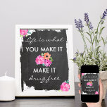 Poster Anti-Drogas Chalkboard e Sensibilização Floral<br><div class="desc">Poster de Sensibilização Anti-Drogas. A mensagem "não às drogas" fica em um quadro de discussão angustiado e lê "A vida é o que você faz, Faça-o livre de drogas". A design de tipografia inclui elegante escrita com letra de mão e impressão em negrito. O poster é decorado com disposições florais...</div>