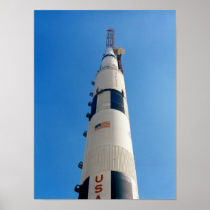 Póster Apollo 15 no topo Saturn V Rocket