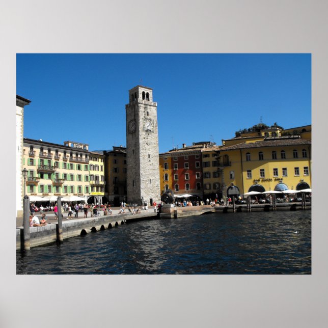 Póster Aponale Tower e porto em Riva del Garda. (Frente)